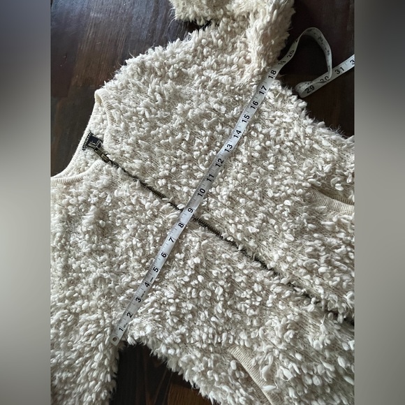EUC- Forever 21 zip up jacket- size Medium- cream color - Picture 10 of 14